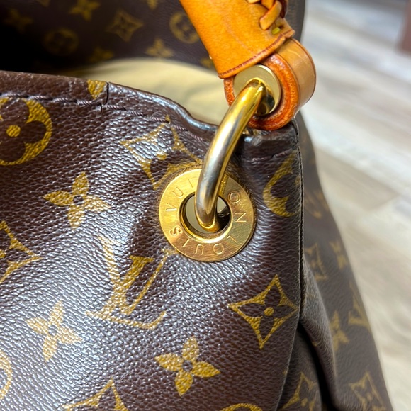 Louis Vuitton Artsy MM with Original Box and dust bag. Bonus shoulder strap. - Picture 14 of 17